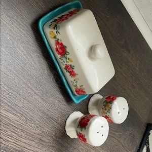 Pioneer woman margarine holder and shakers